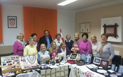 Zagrebački umirovljenici se u Varaždinu okušali u izradi lepoglavske čipke