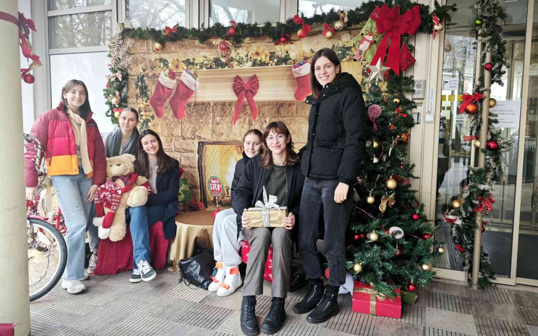 VOLONTERSKO BOŽIĆNO UKRAŠAVANJE DOMA
